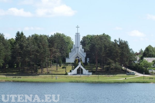 Dauniškio ežeras ir Švenčiausios Mergelės Marijos Kankinių Karalienės koplyčia