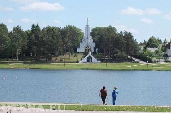 Dauniškio ežeras ir Švenčiausios Mergelės Marijos Kankinių Karalienės koplyčia