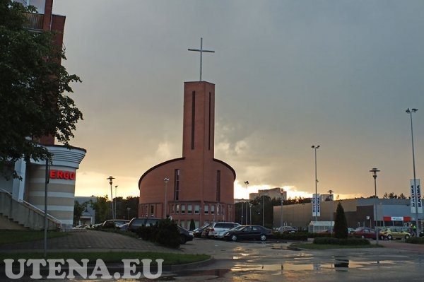 Prie Dievo Apvaizdos bažnyčios po lietaus