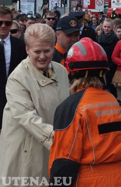 Lietuvos Respublikos Prezidentė Dalia Grybauskaitė bendrauja su pareigūnais