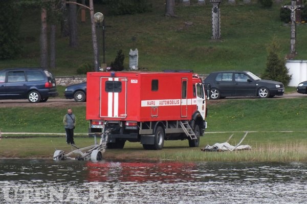 Ugniagesių gelbėtojų technika Dauniškio ežero pakrantėje