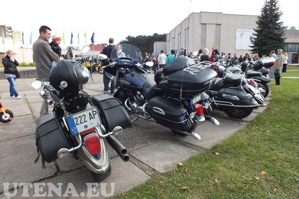 Baikerių motociklų paroda kultūros centro kieme