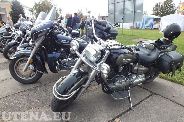 Baikerių motociklų paroda kultūros centro kieme