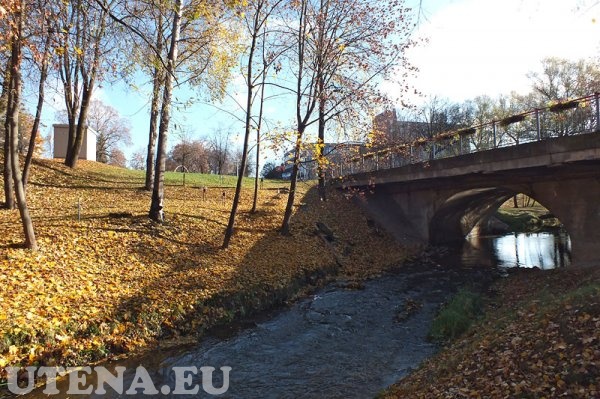 Tiltas per Krašuonos upelį prie miesto sodo