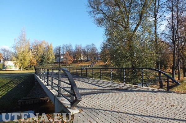Tiltas per Krašuonos upelį miesto sode
