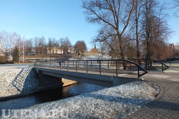 Tiltas per Krašuonos upelį miesto sode