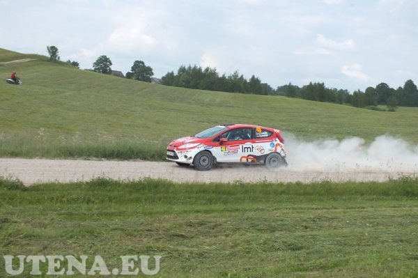 Ralio trasoje Toms Lielkajis ir Toms Pirktins ekipažas iš Latvijos su automobiliu Ford Fiesta R2