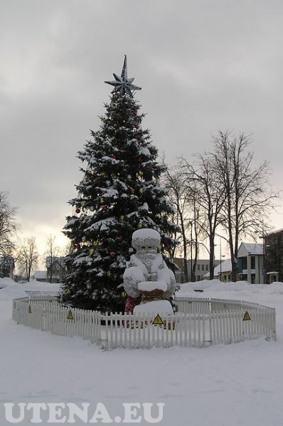 Kalėdinė eglutė ir senis šaltis Utenio aikštėje